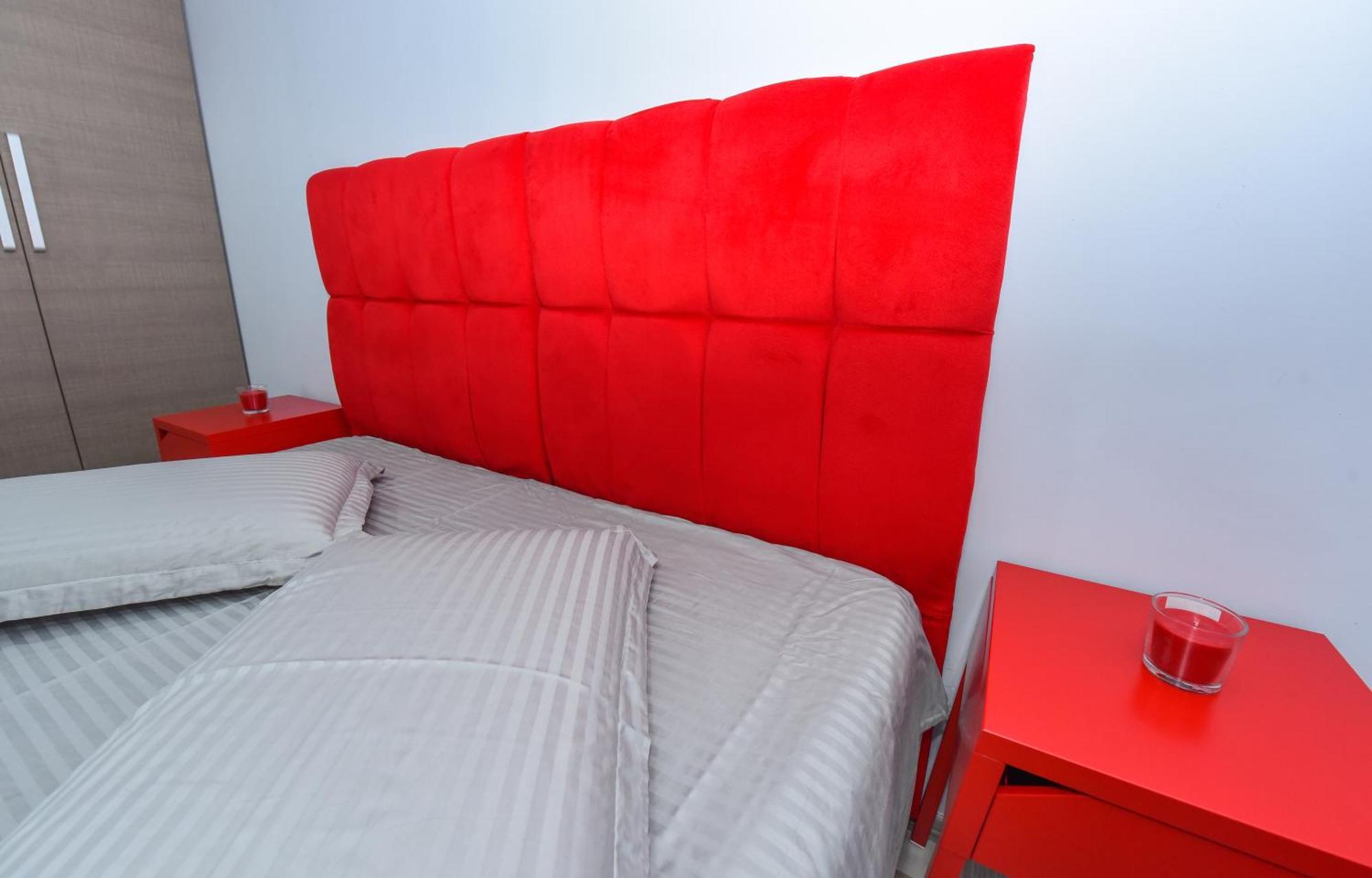 Dracula Adventure Tours Accommodation Бухарест Экстерьер фото