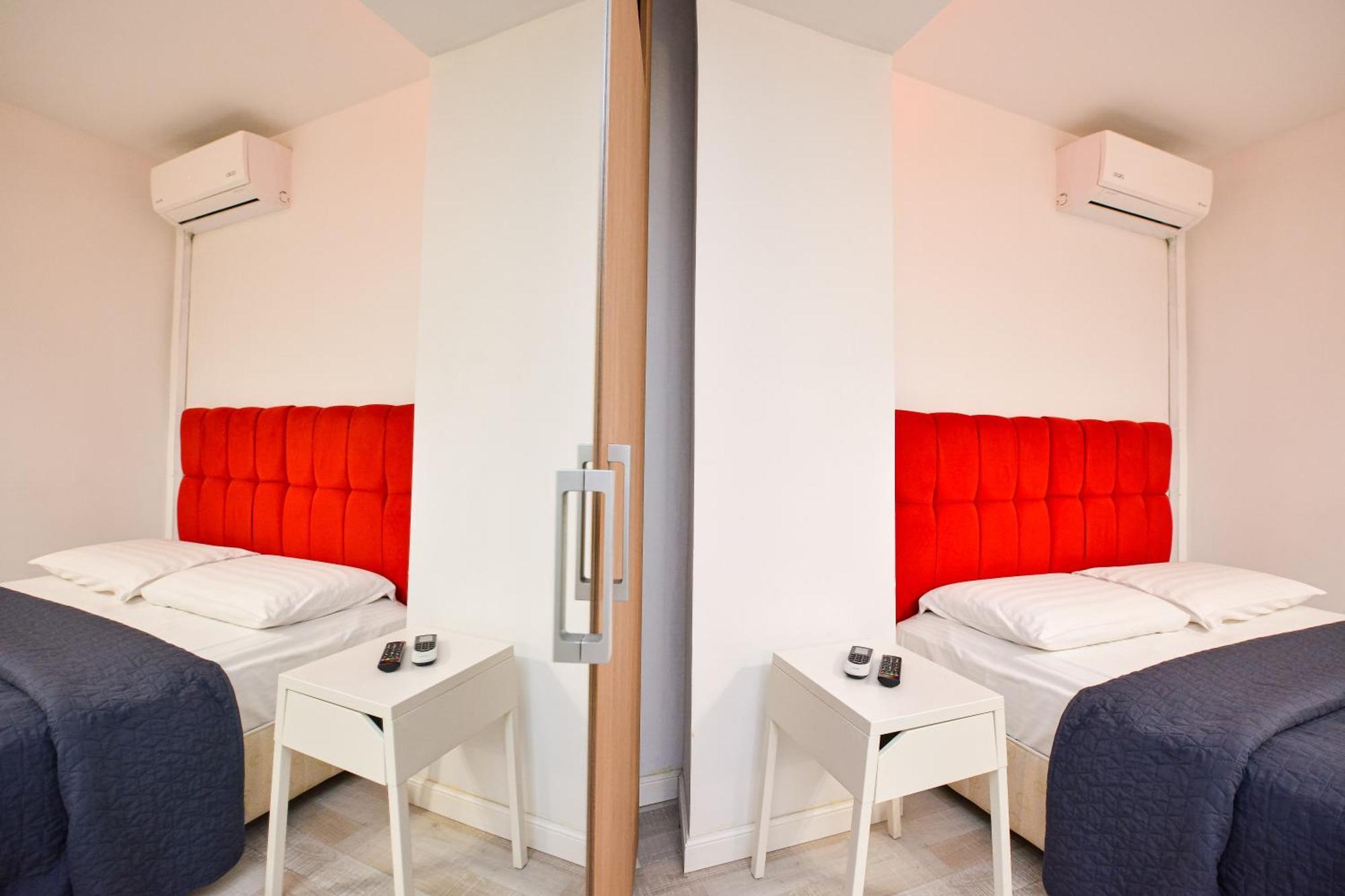 Dracula Adventure Tours Accommodation Бухарест Экстерьер фото
