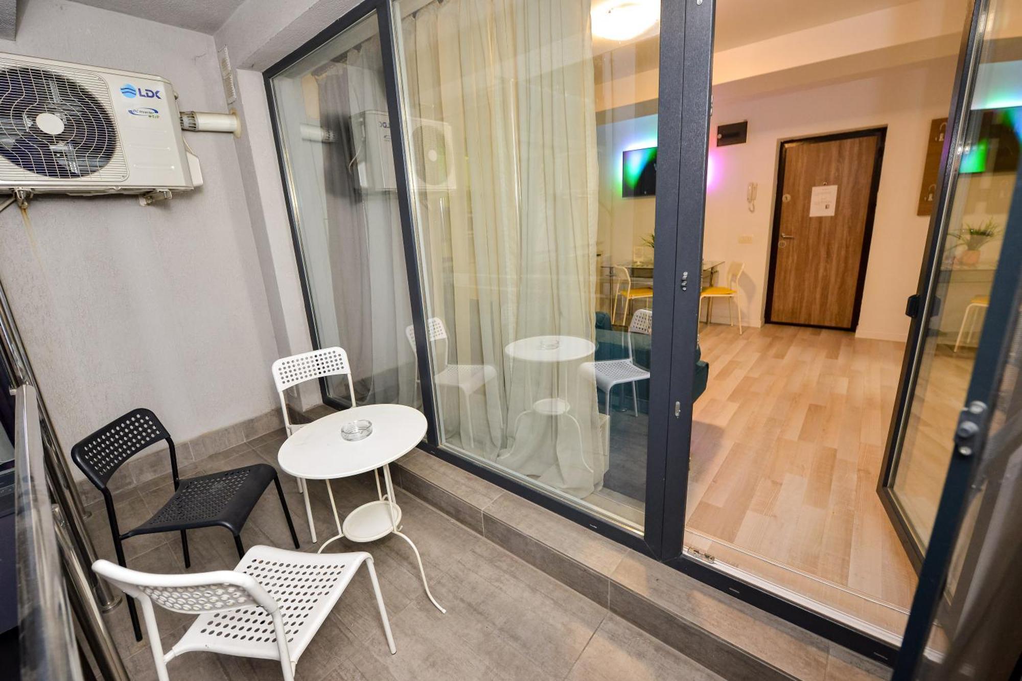 Dracula Adventure Tours Accommodation Бухарест Экстерьер фото