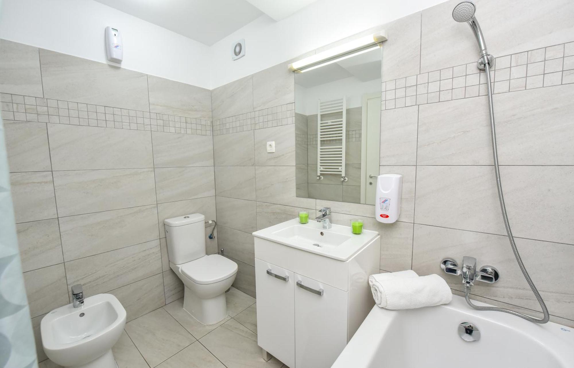 Dracula Adventure Tours Accommodation Бухарест Экстерьер фото