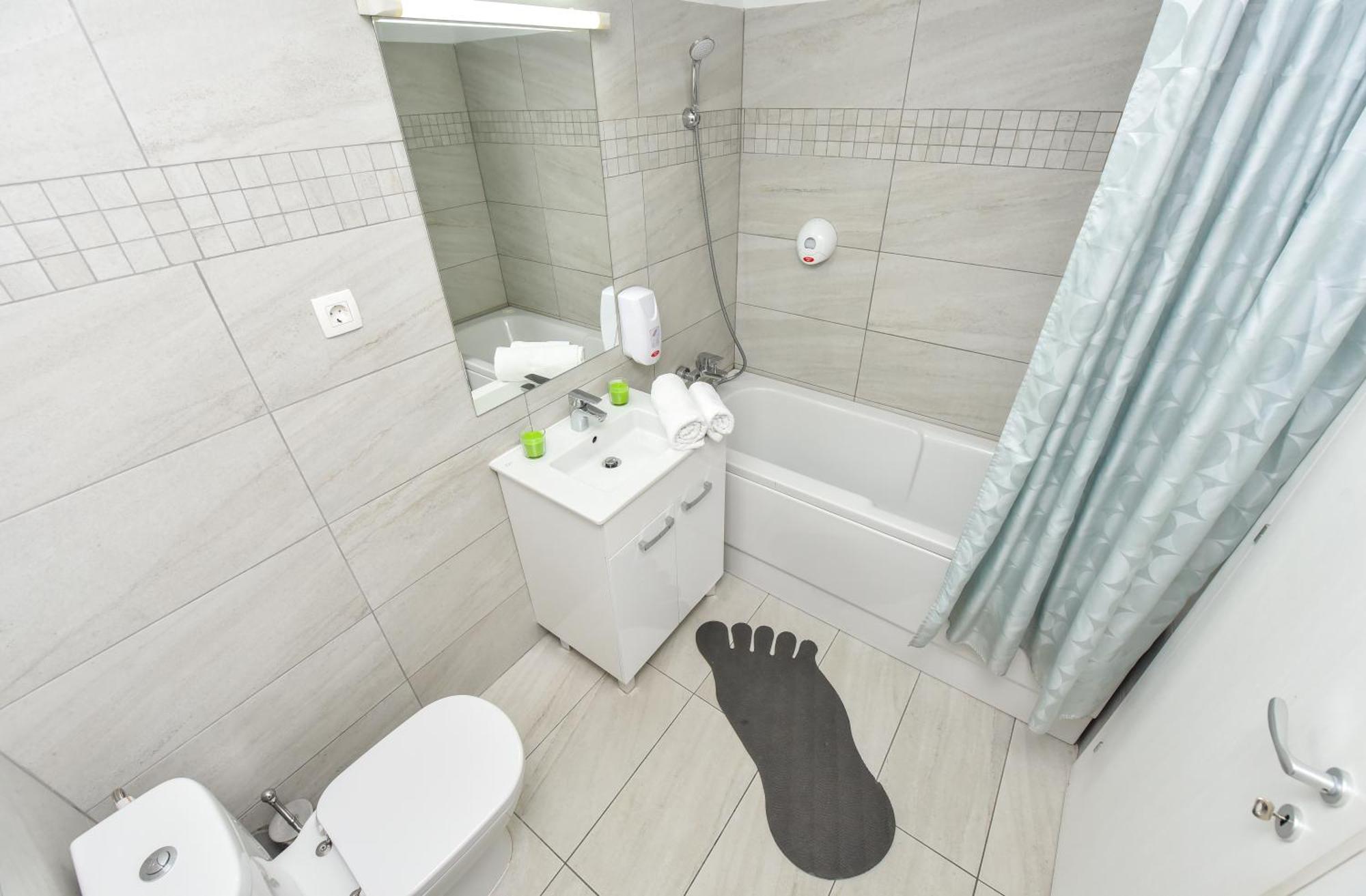 Dracula Adventure Tours Accommodation Бухарест Экстерьер фото